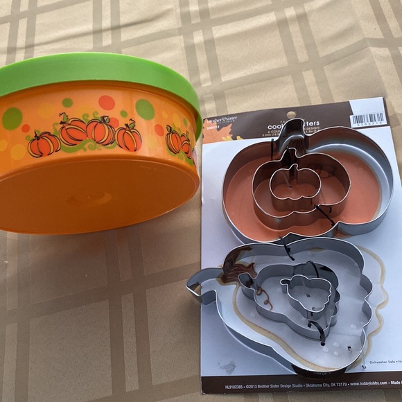 Fall Cookie Cutters, PLUS Cookie Container AND Decorative Wall Hangers - Picture 3 of 15